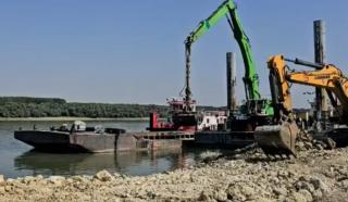 Operaţiunea de scufundare a barjelor &icirc;n Dunăre va fi reluată astăzi de la 15:00, după 2 am&acirc;nări