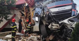 "Am zis că a căzut un meteorit". Cum s-a trezit o familie din Vaslui cu un TIR &icirc;n casa abia renovată