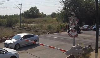 Șoferi filmați &icirc;n timp ce se grăbesc să treacă de bariera Petricani și răm&acirc;n blocați pe calea ferată