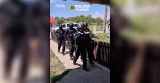 Momentul &icirc;n care atacatorii ambulanţei din Cluj sunt săltaţi de mascaţi. Credeau că echipajul răpeşte copii