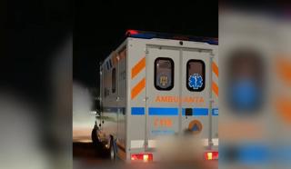 Filmul atacului asupra ambulanţei din Cluj. Şoferul a condus cu cioburi &icirc;n ochi ca să scape de atacatori