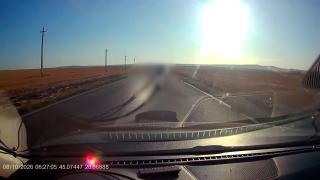 Momentul &icirc;n care un copil cade dintr-o dubă &icirc;n mers şi se rostogoleşte c&acirc;ţiva metri pe asfalt, &icirc;n Tulcea
