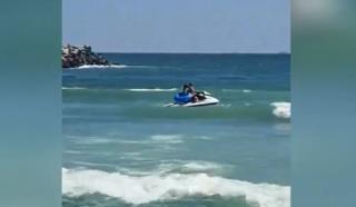 Momentul &icirc;n care o fată de 13 ani este salvată din mare la Eforie Nord. Valurile au dus-o &icirc;n larg