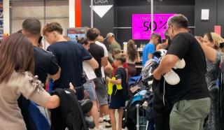 Lupte pe viaţă şi pe moarte &icirc;ntr-un magazin Hervis cu reduceri de 50%, la lichidarea soldului