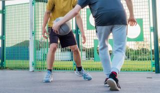Elev din Iaşi, despăgubit de liceu cu 20.000 de euro, după ce un coleg l-a bătut