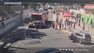 Accident incredibil &icirc;n Mediaş: un autobuz &icirc;mpinge 12 maşini ca pe popice. Şoferul era beat