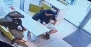 Momentul &icirc;n care un bărbat este atacat de doi indivizi cu o macetă &icirc;ntr-o benzinărie din T&acirc;rgu Jiu