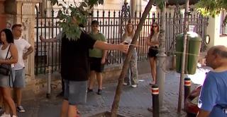 Momentul &icirc;n care doi clienţi s-au luat la bătaie &icirc;n Piaţa Amzei pentru merdenelele lui Nea Mihai