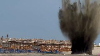 Momentul &icirc;n care drona cu explozibil găsită pe plaja din Olimp este detonată, printre şezlonguri