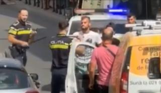Momentul &icirc;n care doi poliţişti sunt bătuţi crunt &icirc;n plină stradă, &icirc;n centrul Braşovului