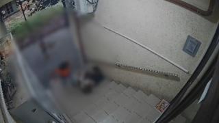 Femeie din Capitală, filmată cum bate un copil de 9 ani. Băiatul ar fi avut un conflict cu fiul ei