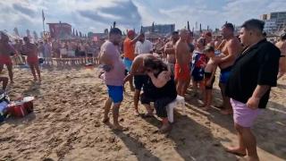 Turist, resuscitat pe plaja din Eforie: salvamarii l-au mai scos de 3 ori din apă. Elicopterul SMURD, chemat