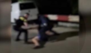 "Trage mă, trage". Scandal &icirc;n miezul nopţii la Faraoani. Un polițist a fost lovit, iar colegul său a scos arma