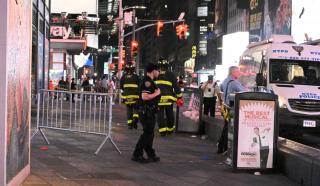 Atac s&acirc;ngeros &icirc;n Times Square. O femeie a &icirc;njunghiat oameni la &icirc;nt&acirc;mplare şi a fost ucisă de poliţişti