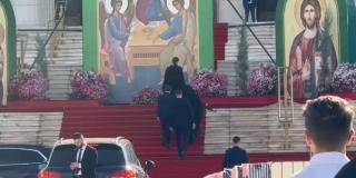 Momentul &icirc;n care Nicuşor Dan ajunge la Catedrala Naţională. Maşina SPP l-a lăsat la scară