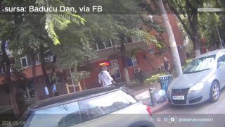 Momentul c&acirc;nd un copil este găsit pe banda 1 a unui bulevard circulat. Scuterist: "Mama stătea pe TikTok"