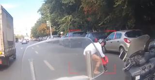 Fetița de nici 2 ani salvată de un motociclist dintre mașini fusese lăsată &icirc;n grija surorii ei de 4 ani