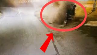 Momentul &icirc;n care un t&acirc;năr de 24 de ani se răstoarnă cu maşina şi se opreşte &icirc;ntr-un buldoexcavator
