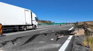 Autostrada de peste 90 de milioane de euro se crapă din nou.&nbsp;Diferența de nivel depășește un metru
