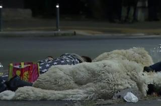 Protestul fermierilor continuă şi azi. Oierii au dormit pe asfalt, &icirc;n Piaţa Victoriei