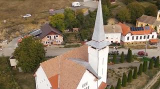 "Să-şi ia revanşa". Preot din Mureș, filmat c&acirc;nd &icirc;ncurajează doi copii să se bată&nbsp;&icirc;n curtea casei parohiale
