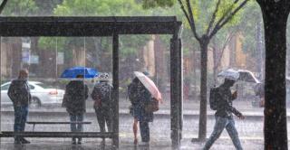 Ultimele ore cu temperaturi de vară: Rom&acirc;nia trece de la 30, la 13-14 &deg;C. Primii fulgi, la munte