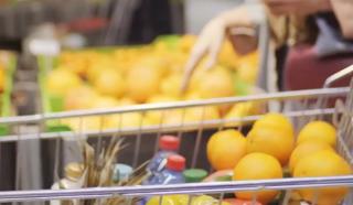 Val de scumpiri la raft. Legumele şi fructele vor costa mai mult, iar p&acirc;inea se scumpeşte cu 10%