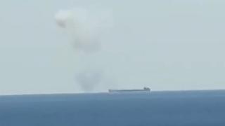 Incendiu pe o navă &icirc;n Marea Neagră, l&acirc;ngă o platformă Petrom: 13 marinari dispăruţi, căpitan rănit