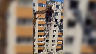 Primele imagini de la demolarea parțială a blocului care a explodat &icirc;n Rahova. Ce etaje sunt puse la păm&acirc;nt