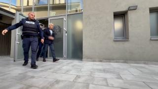 SURSE: Procurorii au ridicat 90 de telefoane mobile şi dispozitive din casa soţilor Georgescu