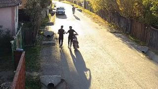 Doi verișori pe scuter, spulberați de tren &icirc;n Harghita. Ultimele lor clipe, surprinse de camere