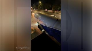 Momentul &icirc;n care avionul de pasageri răm&acirc;ne blocat pe DN1, sub un pod. Cum a fost scos de acolo