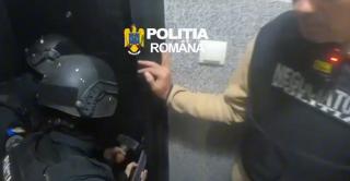 Filmul intervenției din Capitală unde un bărbat a fost &icirc;mpușcat după ce i-a atacat pe polițiști cu un cuțit