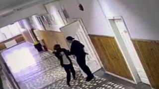 Momentul atacului de la şcoala din Bistriţa. Copilul de 13 ani, dosar penal pentru tentativă de omor