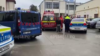Un elev de 15 ani a atacat doi colegi &icirc;n baia liceului "Armand Călinescu" din Pitești. Unul a ajuns la spital