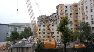 Etajele blocului din Rahova s-au prăbuşit &icirc;n timpul demolării "controlate". "Ziceai că e cutremur"