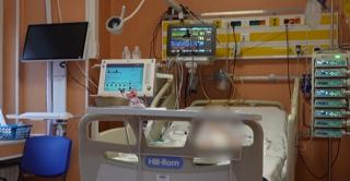 Copil de 1 an, salvat miraculos după ce altul de 3 ani i-a &icirc;nfipt un cuţit &icirc;n cap. Nu erau supravegheați