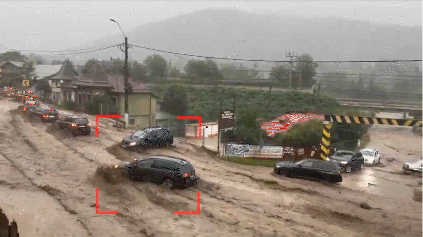 T&acirc;nără luată de ape de pe un trotuar din Buşteni. Imagini de coşmar după ruperea de nori