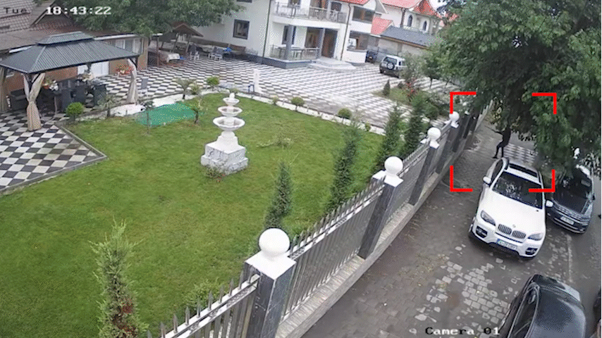 Atac mafiot &icirc;n&nbsp;Ţăndărei. Trei indivizi au ciuruit casa rivalilor, la ordinul unui lider din străinătate&nbsp;