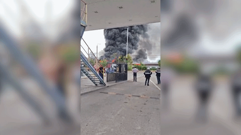 Incendiu violent &icirc;n apropierea rafinăriei Lukoil din Ploieşti. Populaţia, avertizată