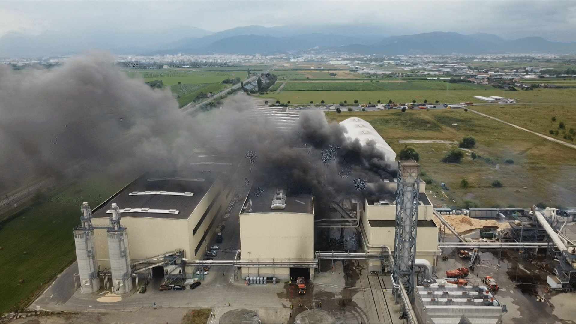 Două explozii au zguduit Kronospan, o fabrică din Braşov. Ciuperca de fum, vizibilă de la kilometri distanţă