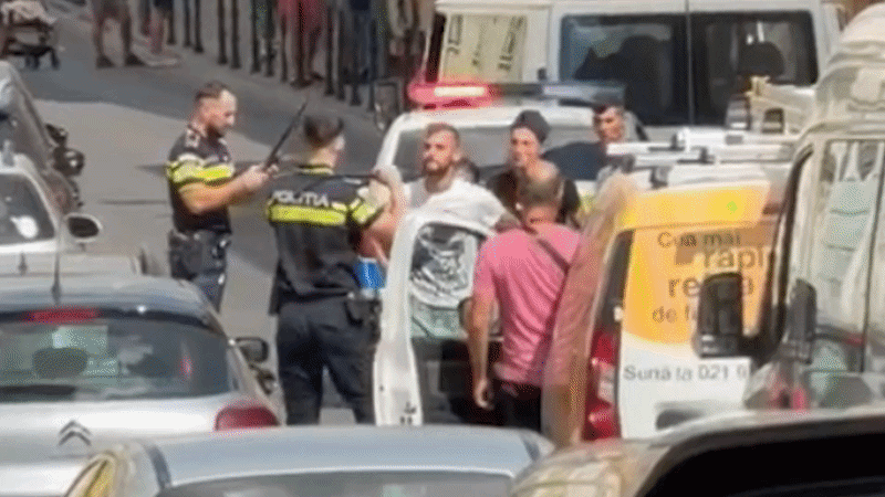 Momentul &icirc;n care doi poliţişti sunt bătuţi crunt &icirc;n plină stradă, &icirc;n centrul Braşovului