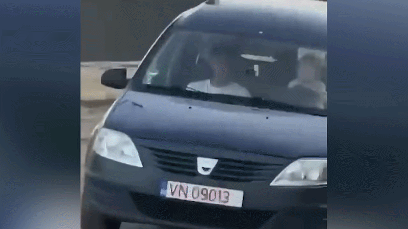 Bebeluș de 11 luni, surprins la volan&nbsp;&icirc;n timp ce mama de 17 ani filma. &Icirc;n dreapta mai era un băiat de 15 ani