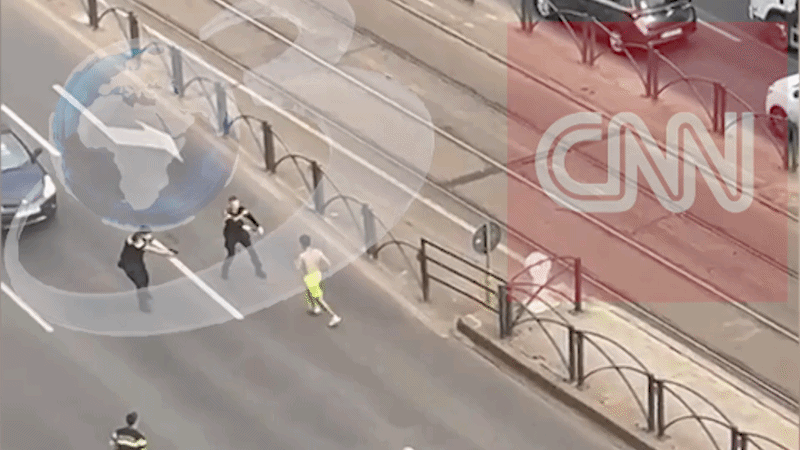 T&acirc;năr &icirc;n şort vs. 5 poliţişti din Bucureşti. Un agent cade pe spate, unul &icirc;şi pierde pistolul. VIDEO
