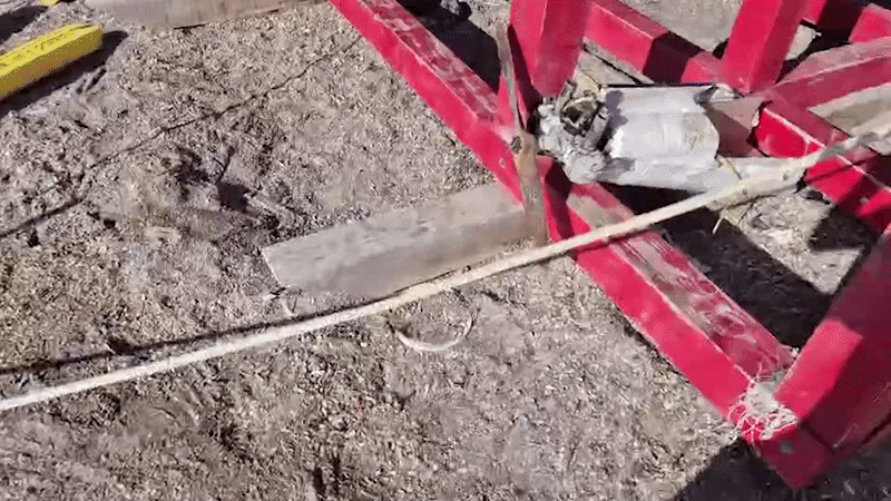 Fragment de dronă, găsit pe plajă, l&acirc;ngă foișorul salvamarilor din Costinești