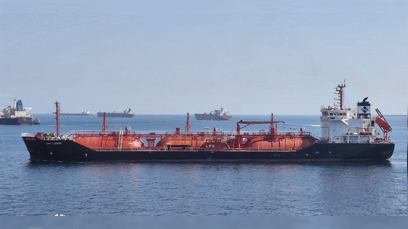 Petrolier &icirc;n flăcări, aproape de Sf. Gheorghe. Nicuşor Dan: "Nava a fost lovită &icirc;n afara apelor teritoriale"