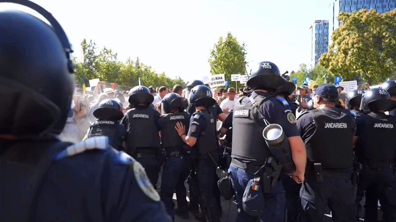 Scandal la protestul ciobanilor: au forţat gardurile de protecţie, iar jandarmii au folosit spray lacrimogen