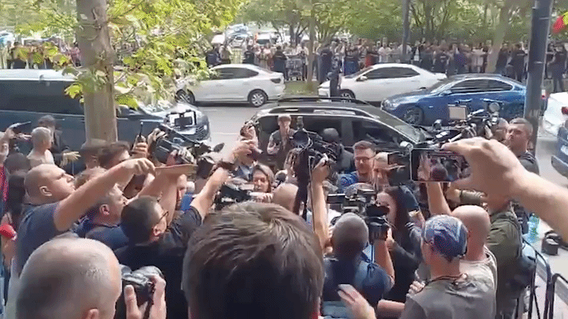 Momentul &icirc;n care Ionel Rusen, aliatul lui Călin Georgescu, loveşte un jurnalist la DIICOT