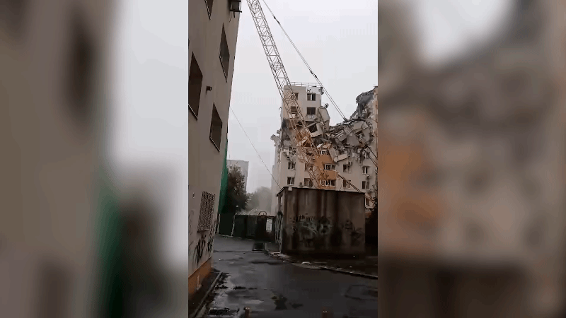 Etajele superioare ale blocului din Rahova, demolate controlat