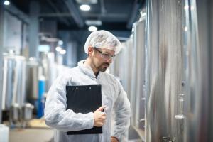 Fabrica mare din România unde se fac angajări pe bandă rulantă. O mulțime de locuri de muncă sunt disponibile, iar pentru unele dintre ele nu e nevoie de studii superioare